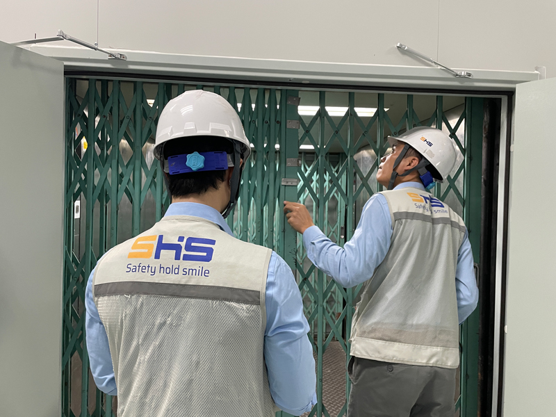 Kiểm định EMIC - kiểm định viên SHS kiểm tra cửa thang máy