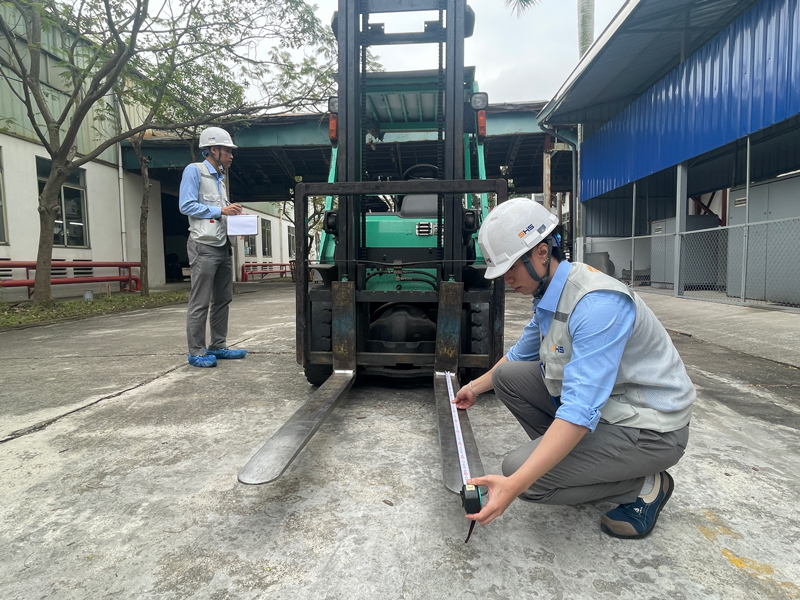Kiểm định EMIC - đo độ mòn càng nâng xe nâng hàng
